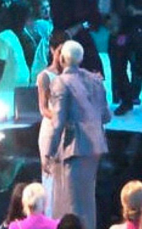 Rihanna And Chris Brown Kiss At Vmas E Online